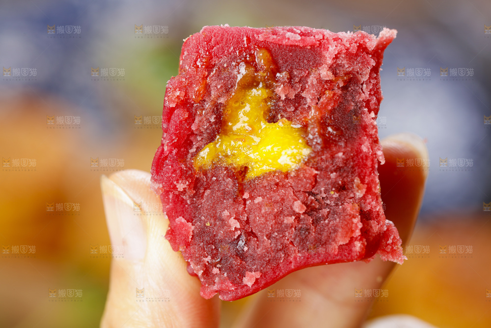 手里拿着流心月饼