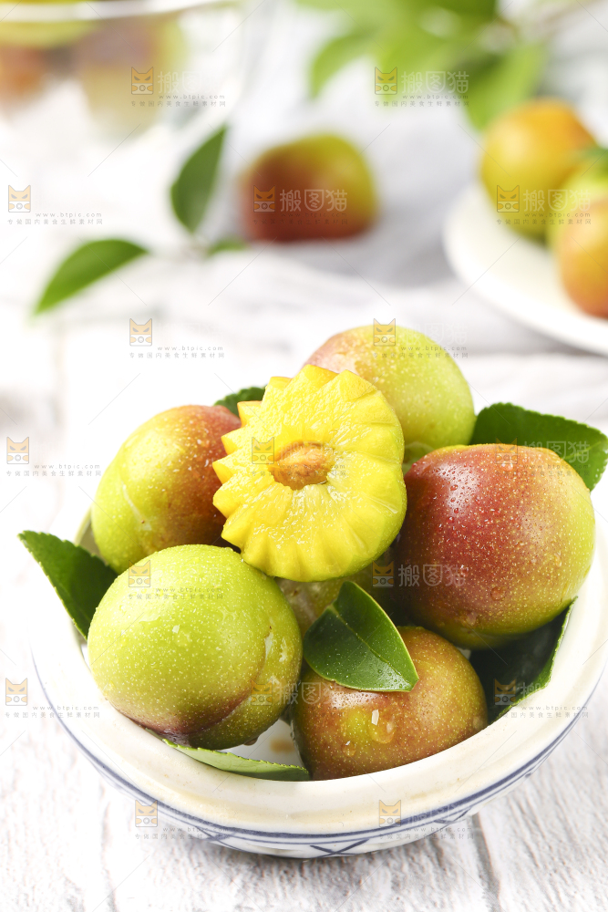 盘子里装着茵红李