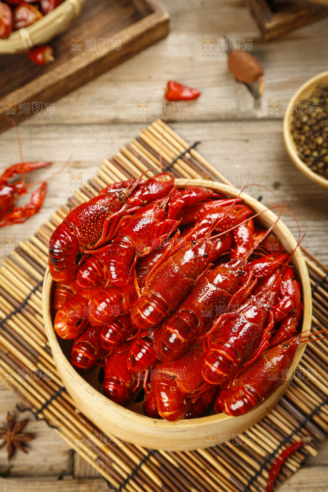 蒸笼里放着蒸小龙虾