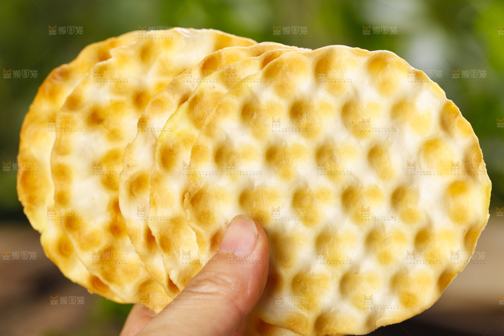 手里拿着石子馍