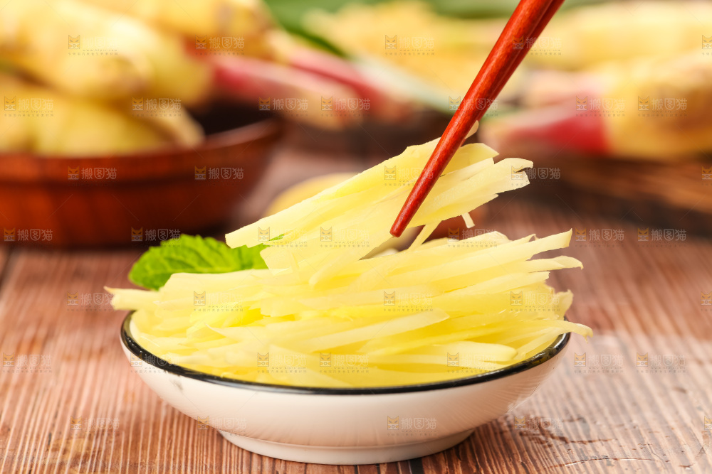碗里装着嫩姜丝