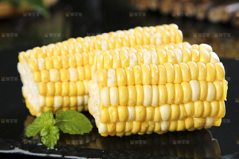 黑石板上放着水果玉米