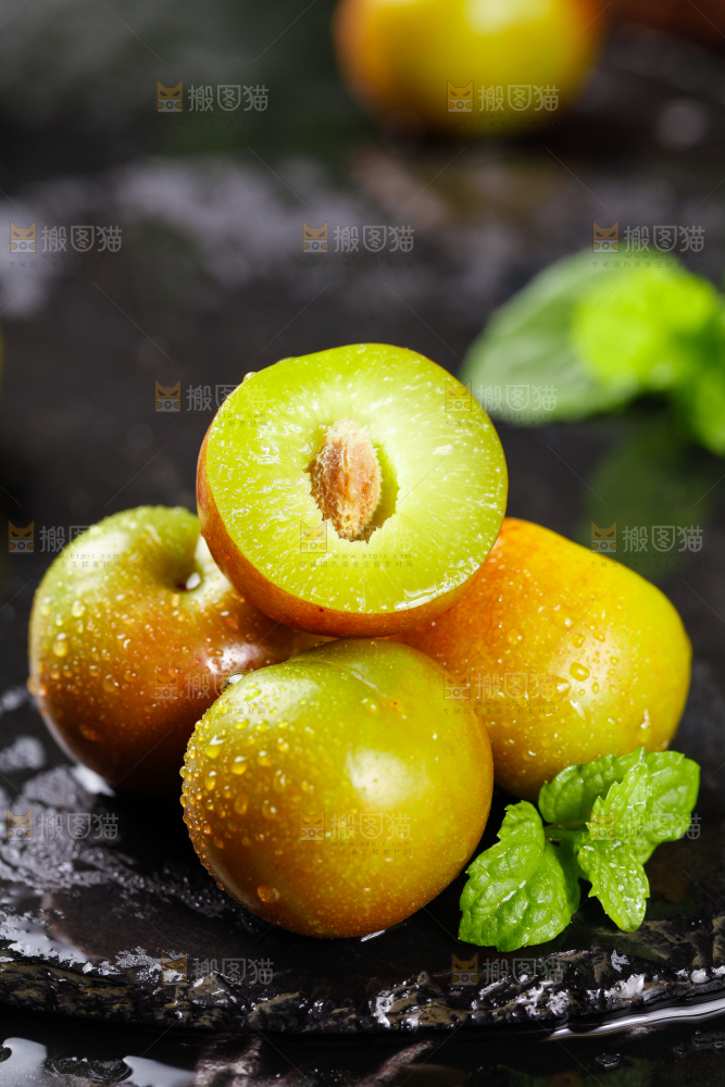 黑石板上放着半边红脱骨李