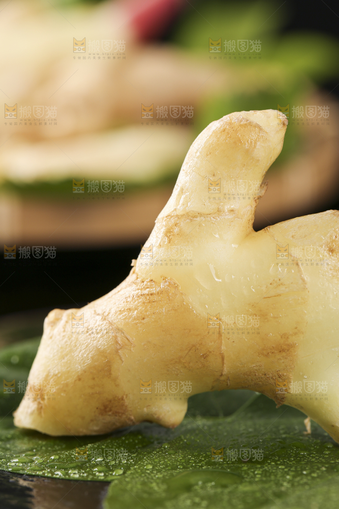 黑石板上放着红芽嫩仔姜