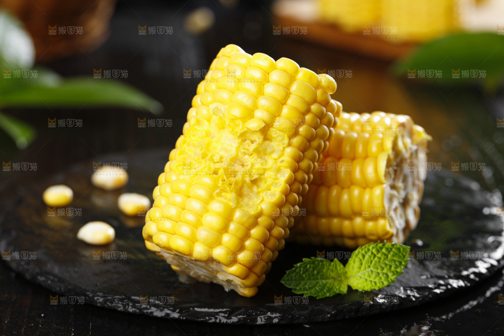 石板上放着黄玉米
