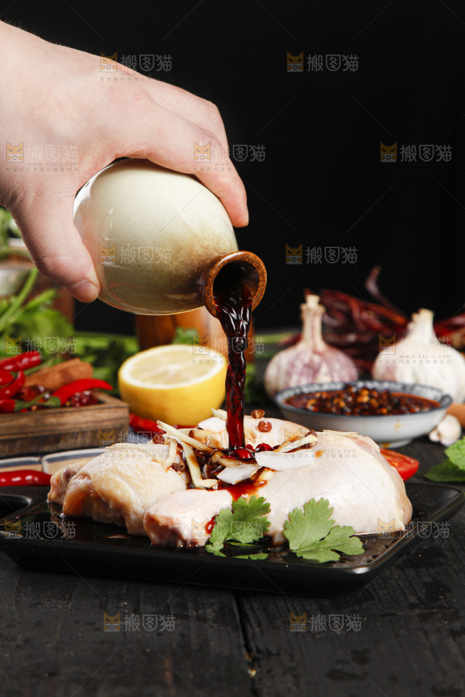 托盘里装着腌鸡腿