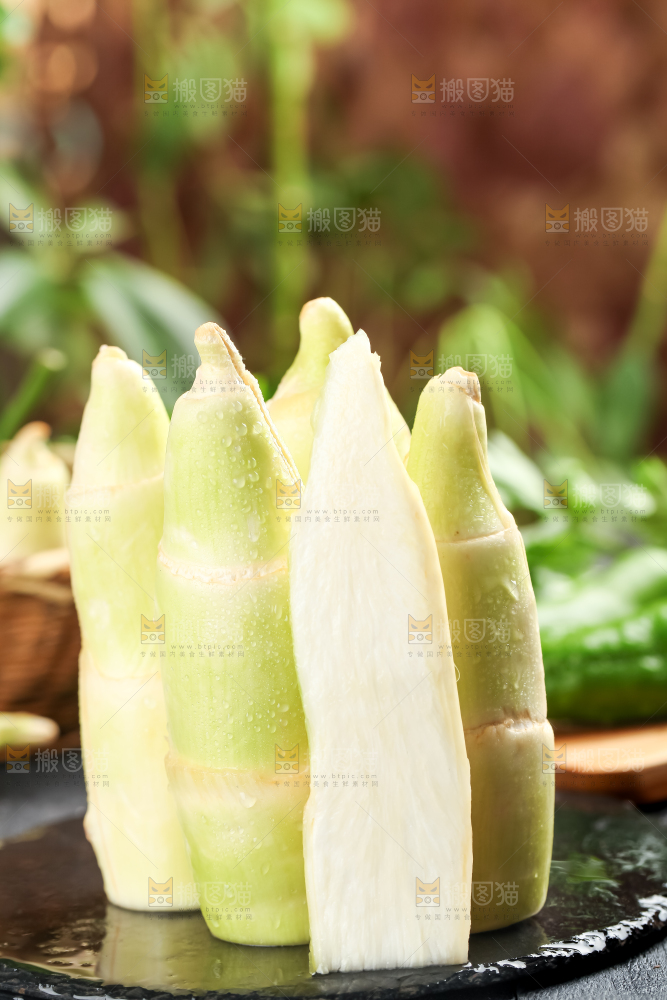 黑石板上的云南茭白