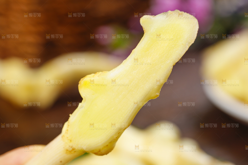 深底上的新鲜生姜