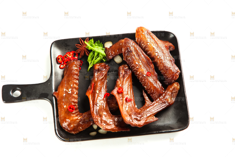 白底上放着酱香鸭翅