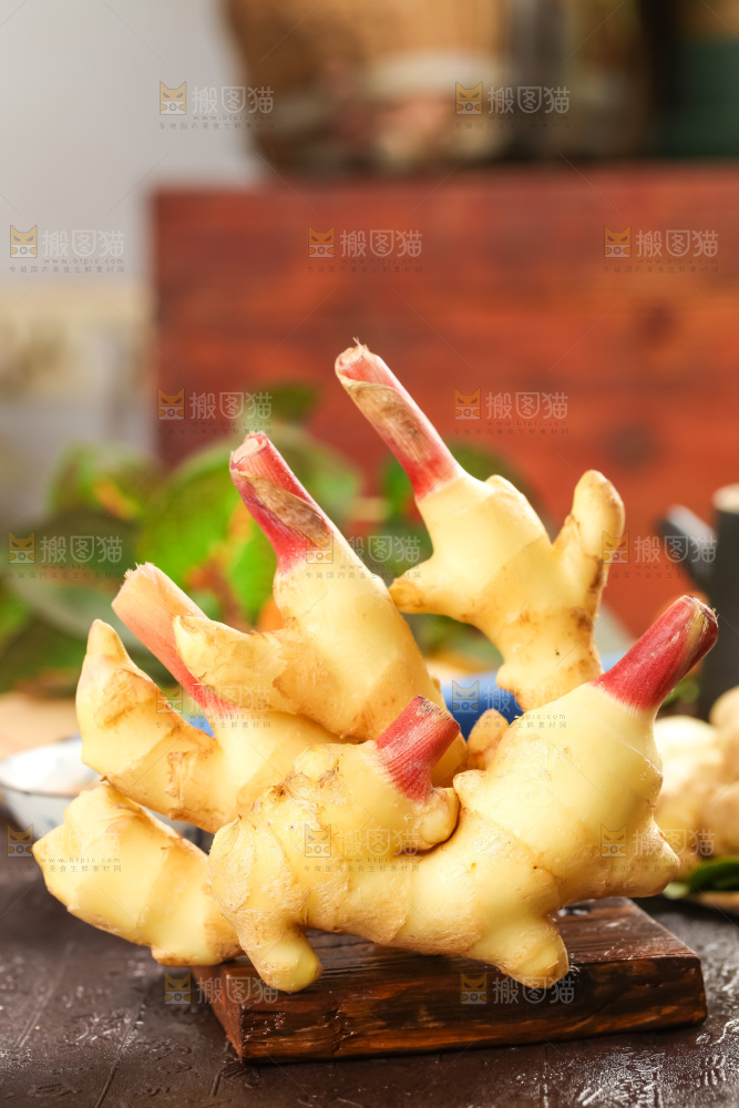 木板上的山东红芽生姜