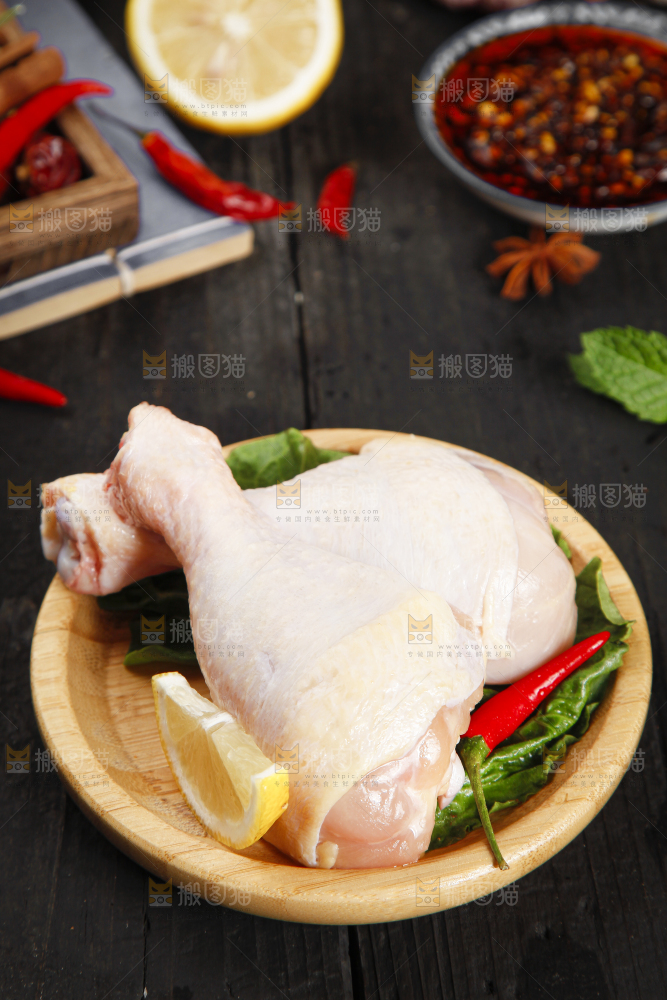 木板上放着一盘新鲜鸡腿