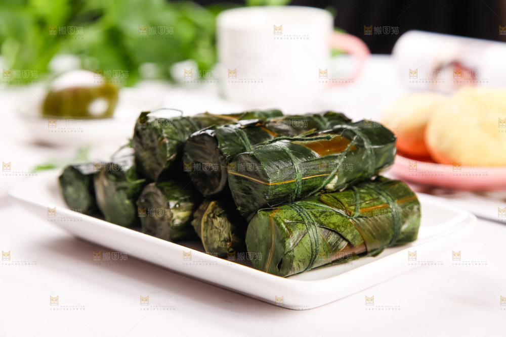 盘子里装着香竹糯米饭