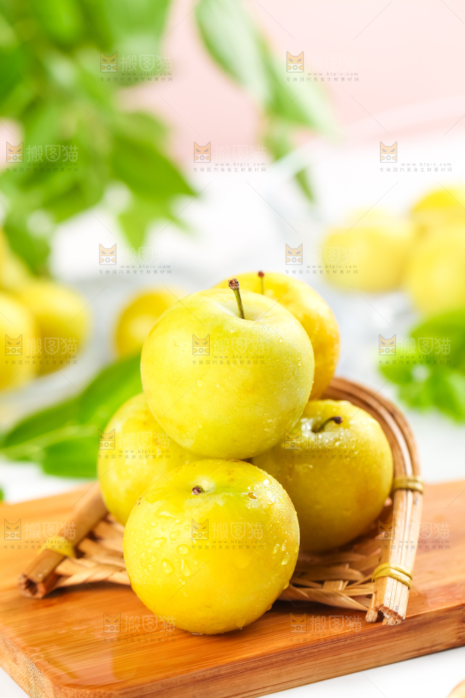 木板上放着黄金李子