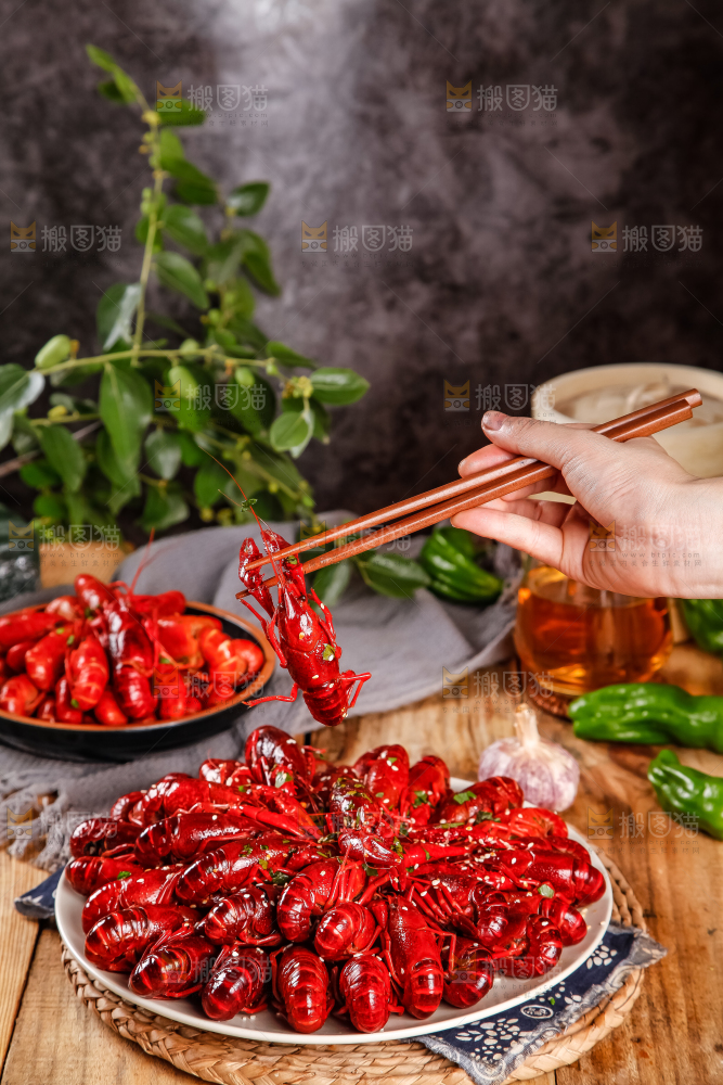 木板上摆着一盘香辣小龙虾