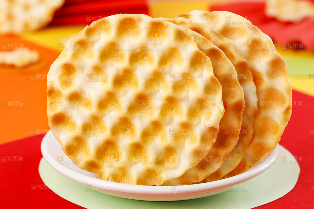 彩底上放着石头饼