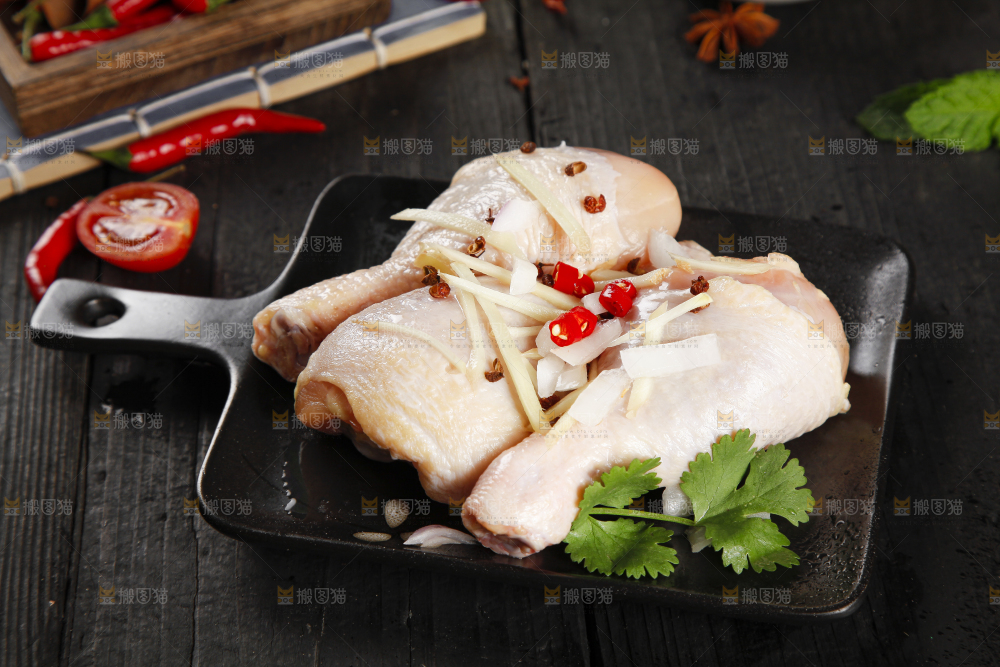 托盘里装着腌鸡腿