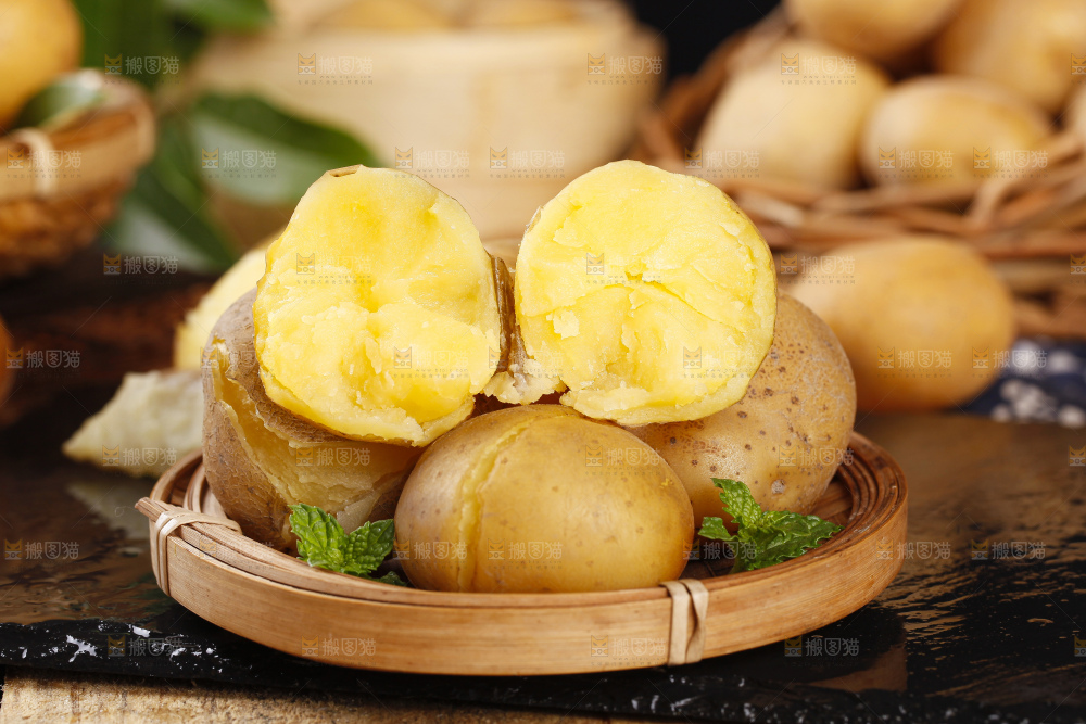 盘子里装着黄金小土豆