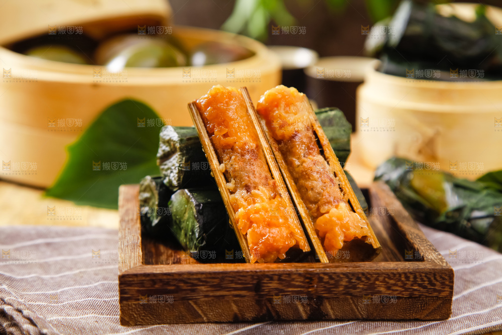 盘子里装着香竹糯米饭