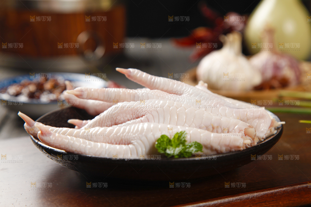 木板上放着一盘鸡爪子