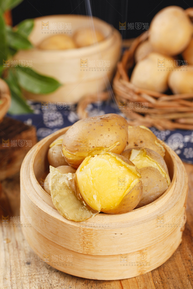 蒸笼里放着湖北高山小土豆