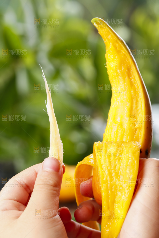 深底上的芒果核和牙签
