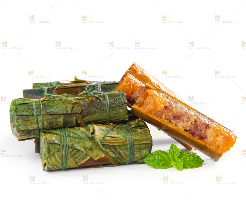 白底上放着竹筒肉粽