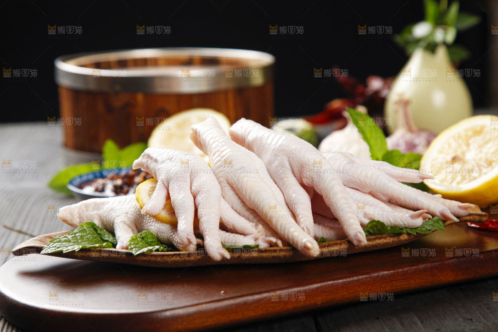 板子上放着新鲜鸡爪