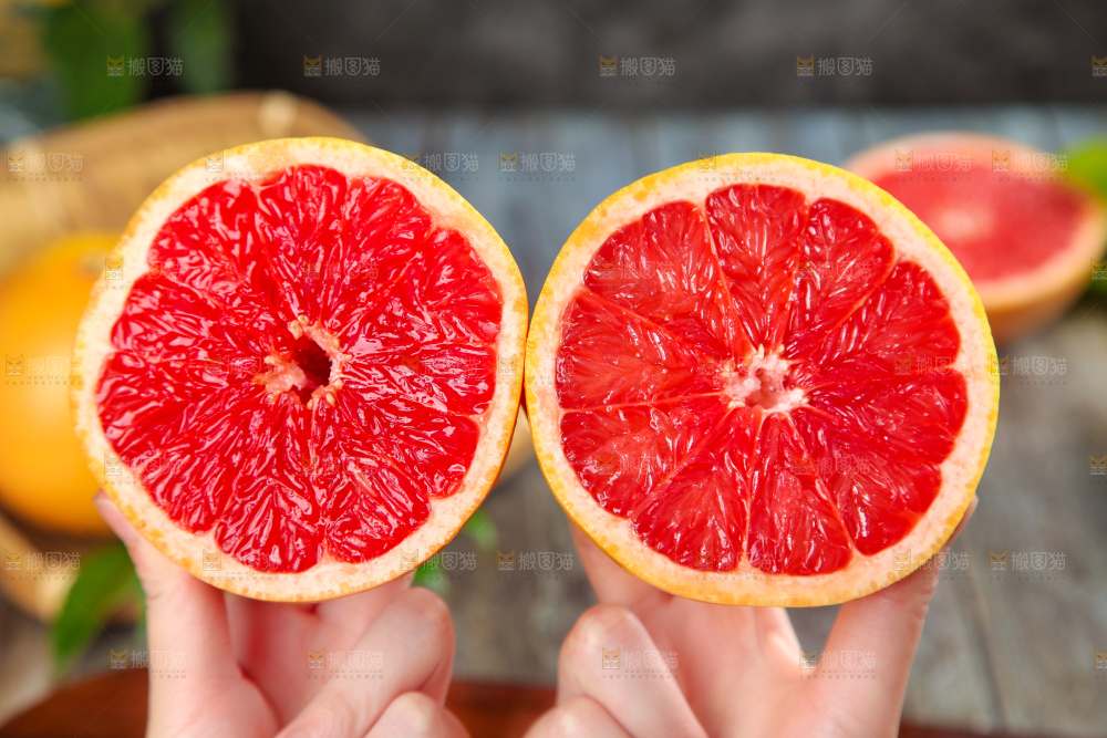 手上拿着南非西柚