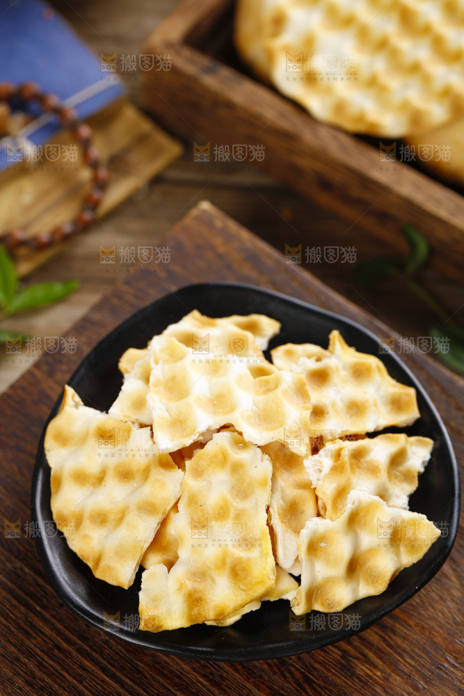 盘子里装着石头饼