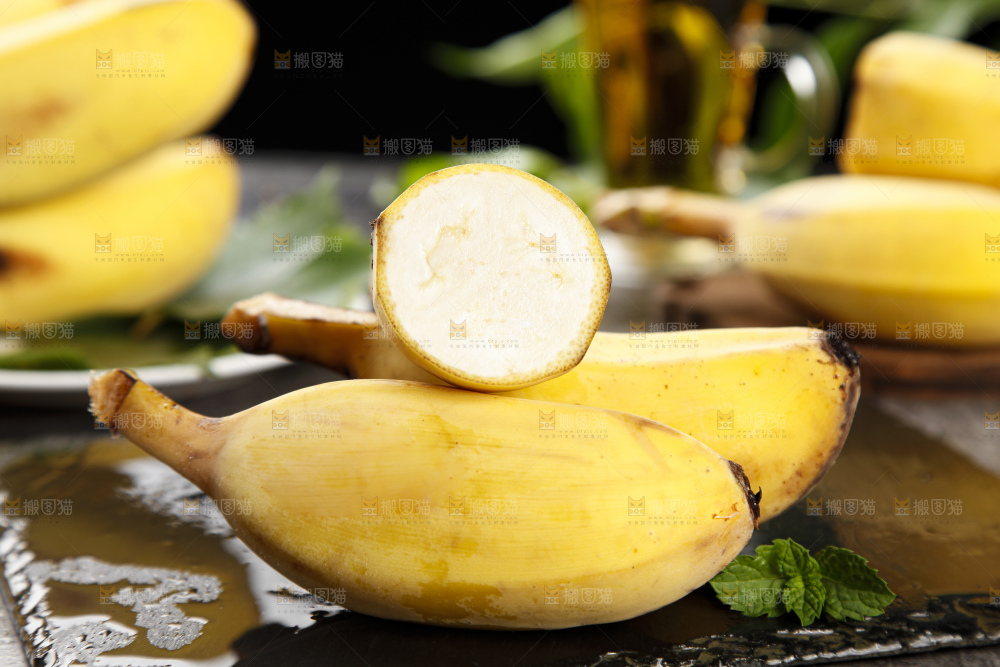 石板上的新鲜苹果蕉