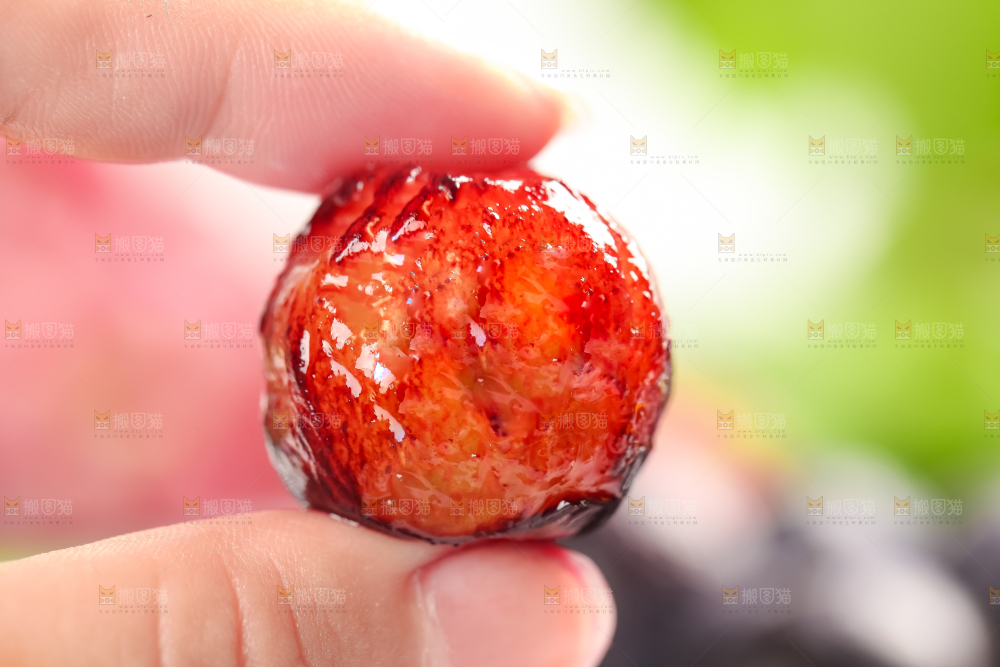 手里拿着葡萄果肉