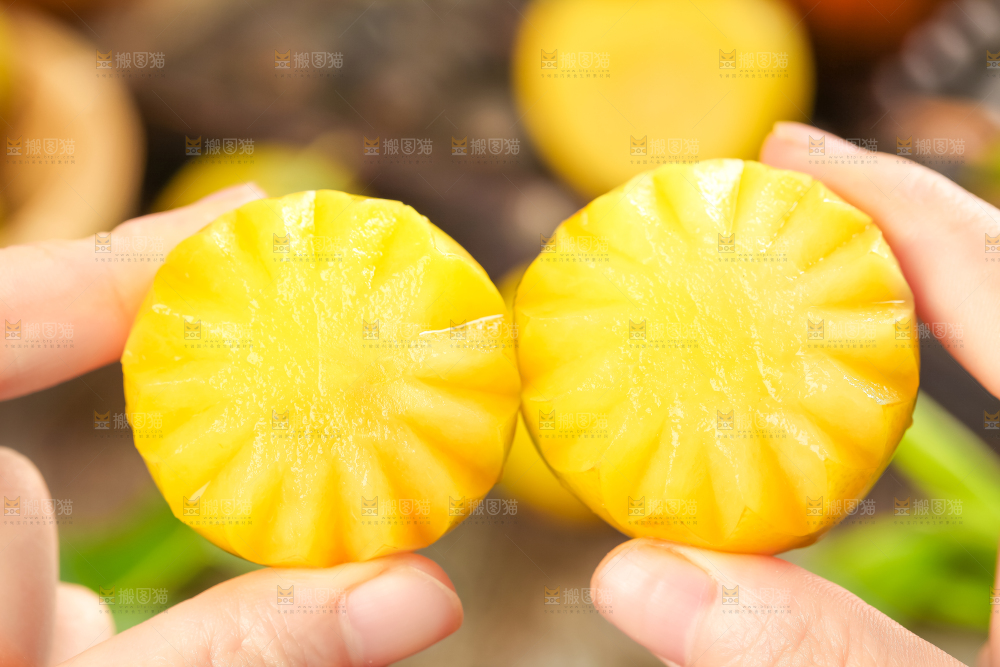 手里拿着黄金奈李