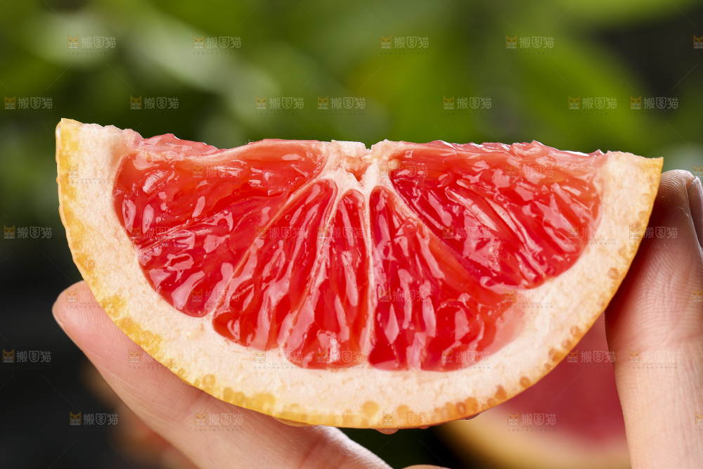 手上拿着新鲜西柚