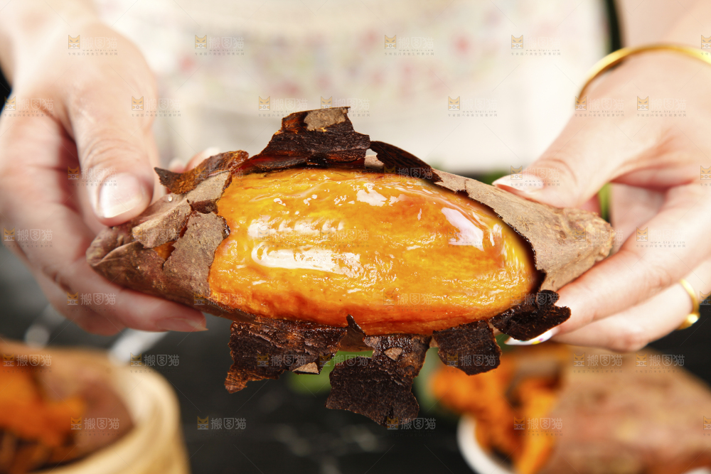 手里拿着糖心蜜薯