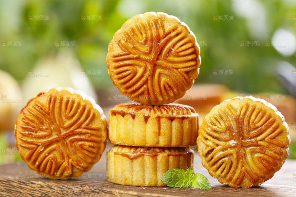木板上放着中秋月饼
