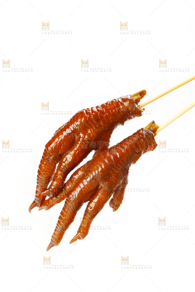 竹签上穿着酱香鸡爪