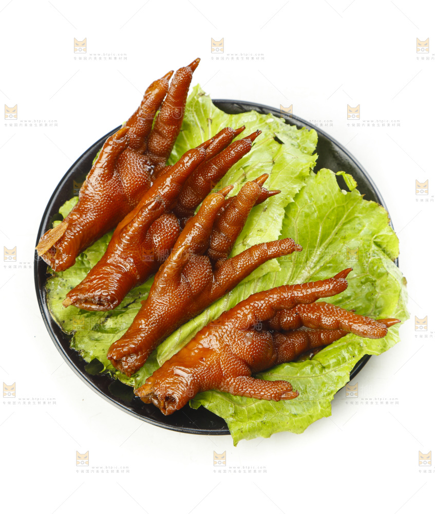 盘子里装着酱香鸡爪
