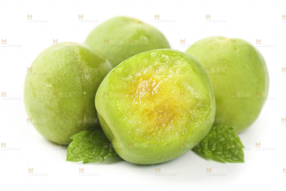 白底上的新鲜青杏