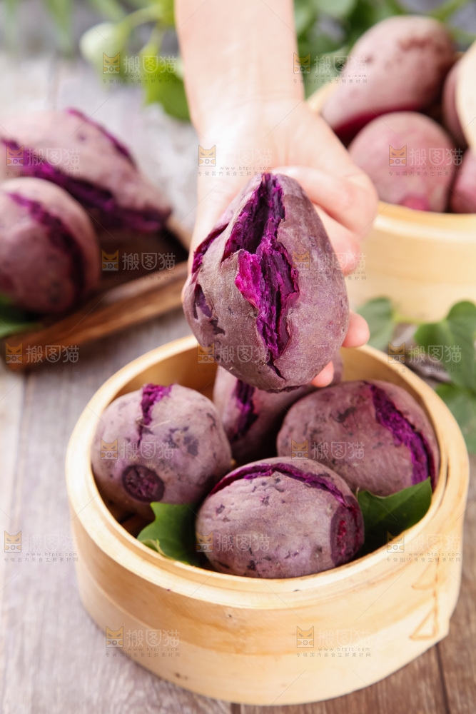 蒸笼里装着紫薯
