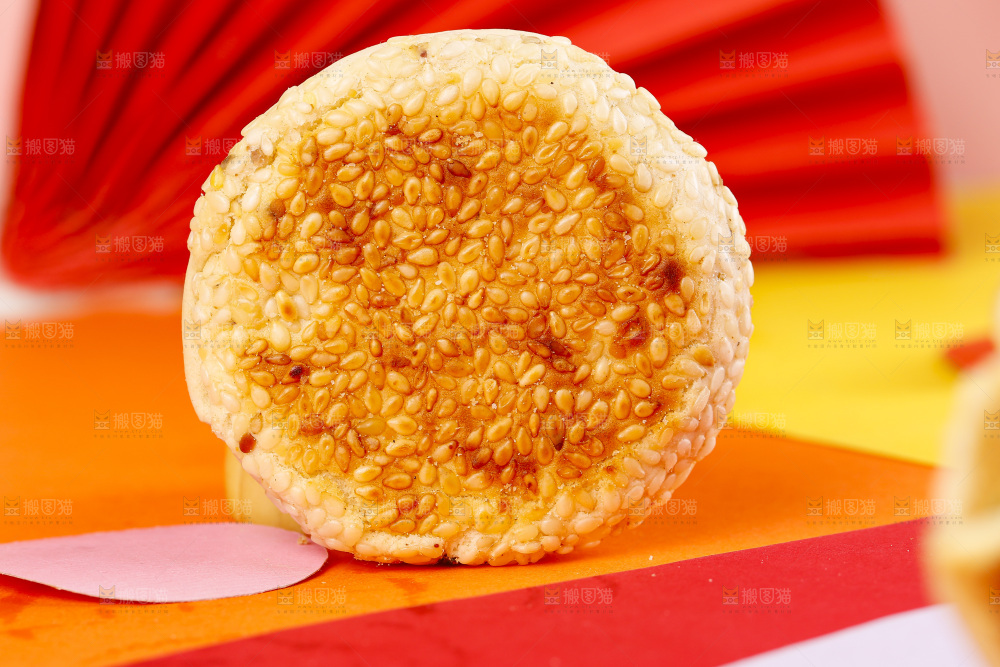 彩底上的手工芝麻饼