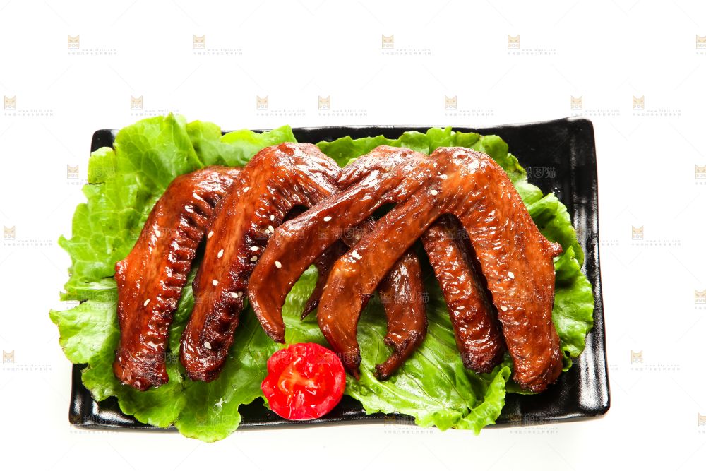 白底上放着酱香鸭翅