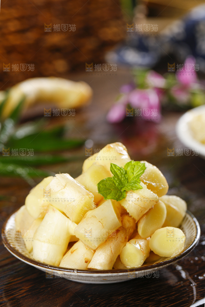 碗里装着嫩姜片