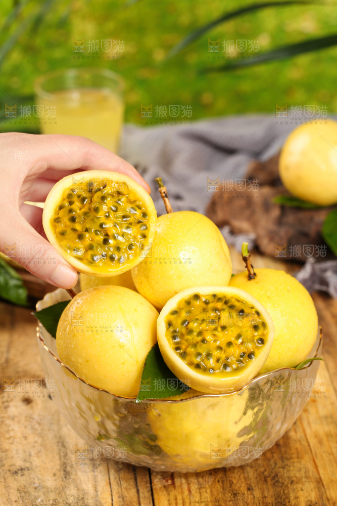 木底上放着黄皮百香果