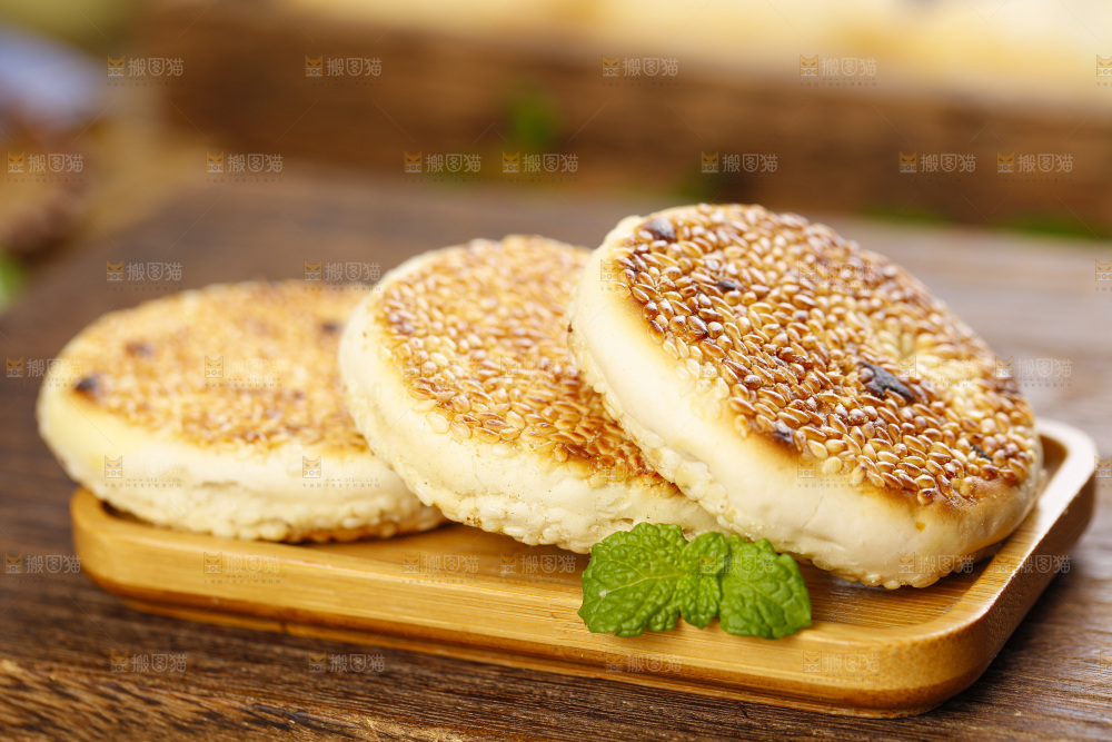 盘子里装着芝麻饼