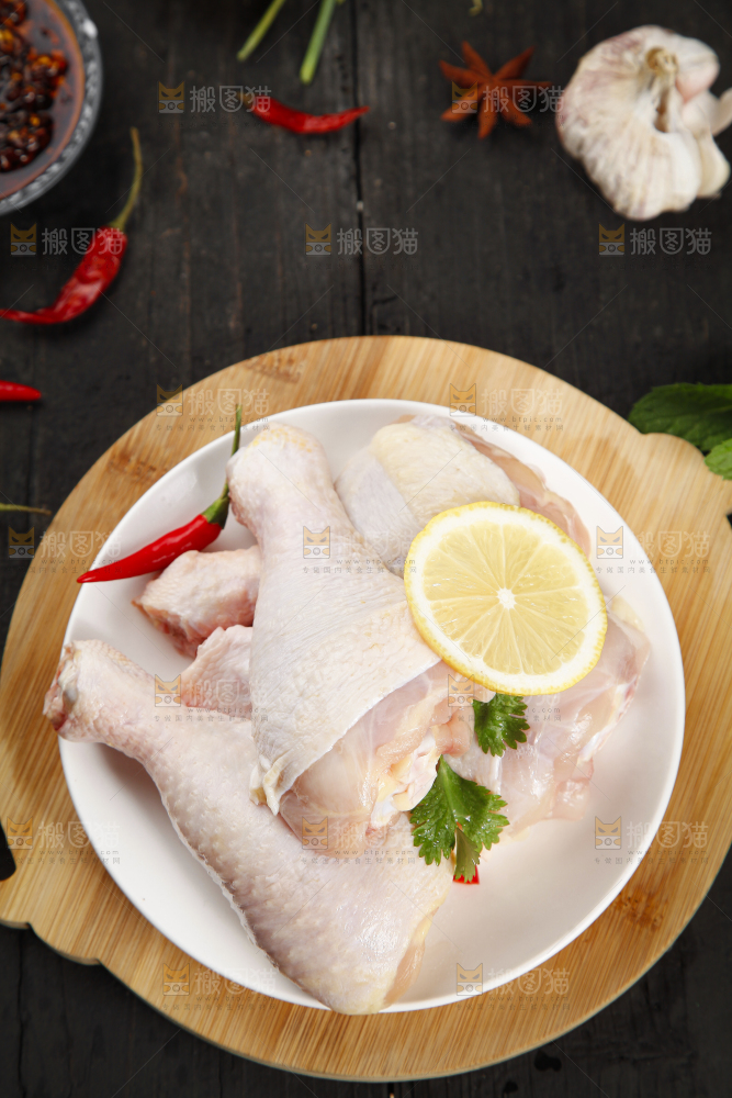木板上放着一盘新鲜鸡腿