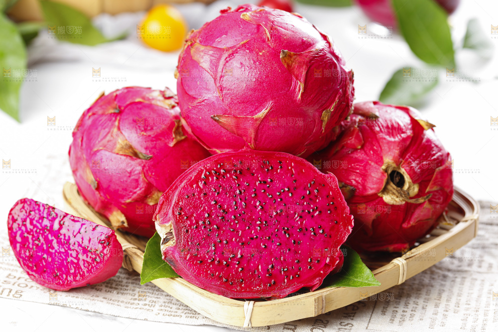 竹篮里装着红肉金都一号