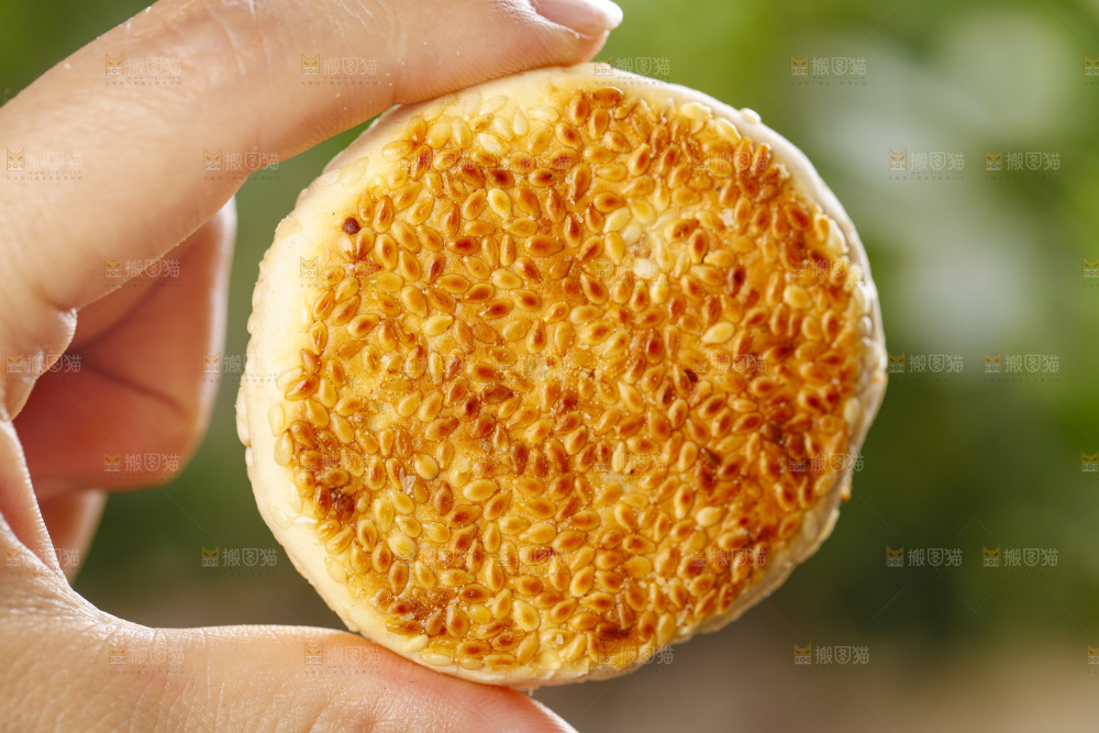 手里拿着手工芝麻饼