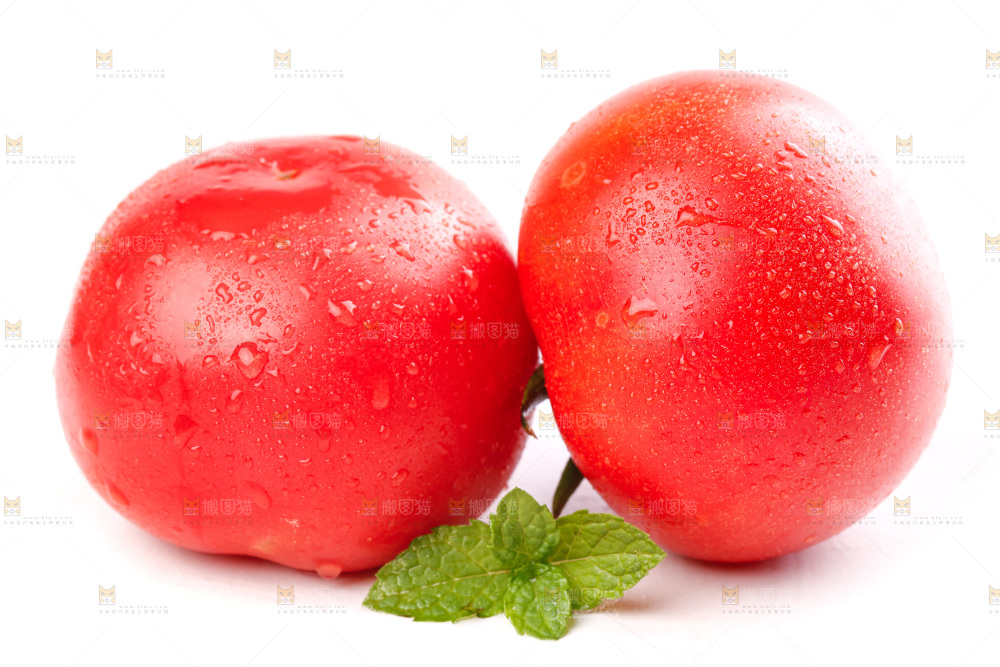 亮底上的新鲜西红柿