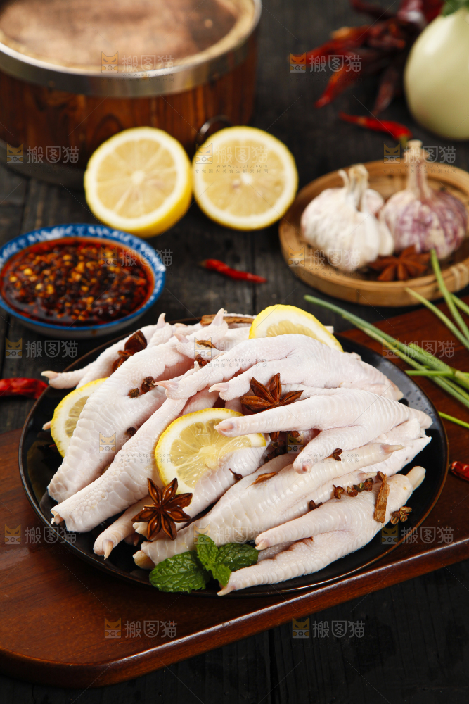 木板上摆放着腌制鸡爪