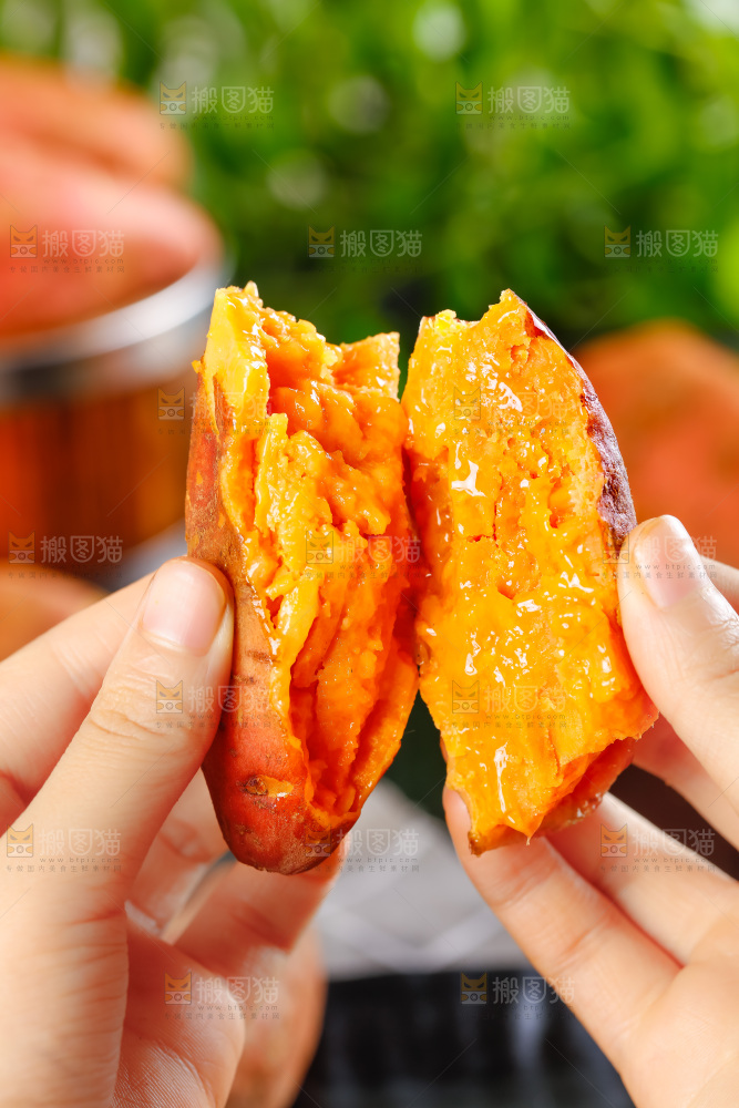 手里拿着红蜜薯